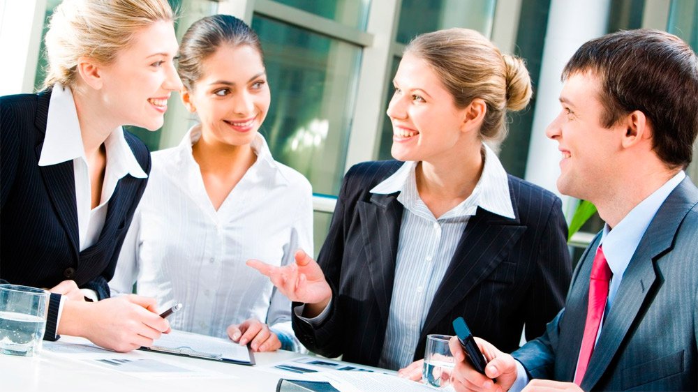 Разговор совершеннолетних мужчины и женщины в деловых костюмах, лица видны.